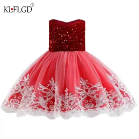 Abito soffice con paillettes per la festa di compleanno del bambino della nuova ragazza. Abito soffice ricamato da principessa,
