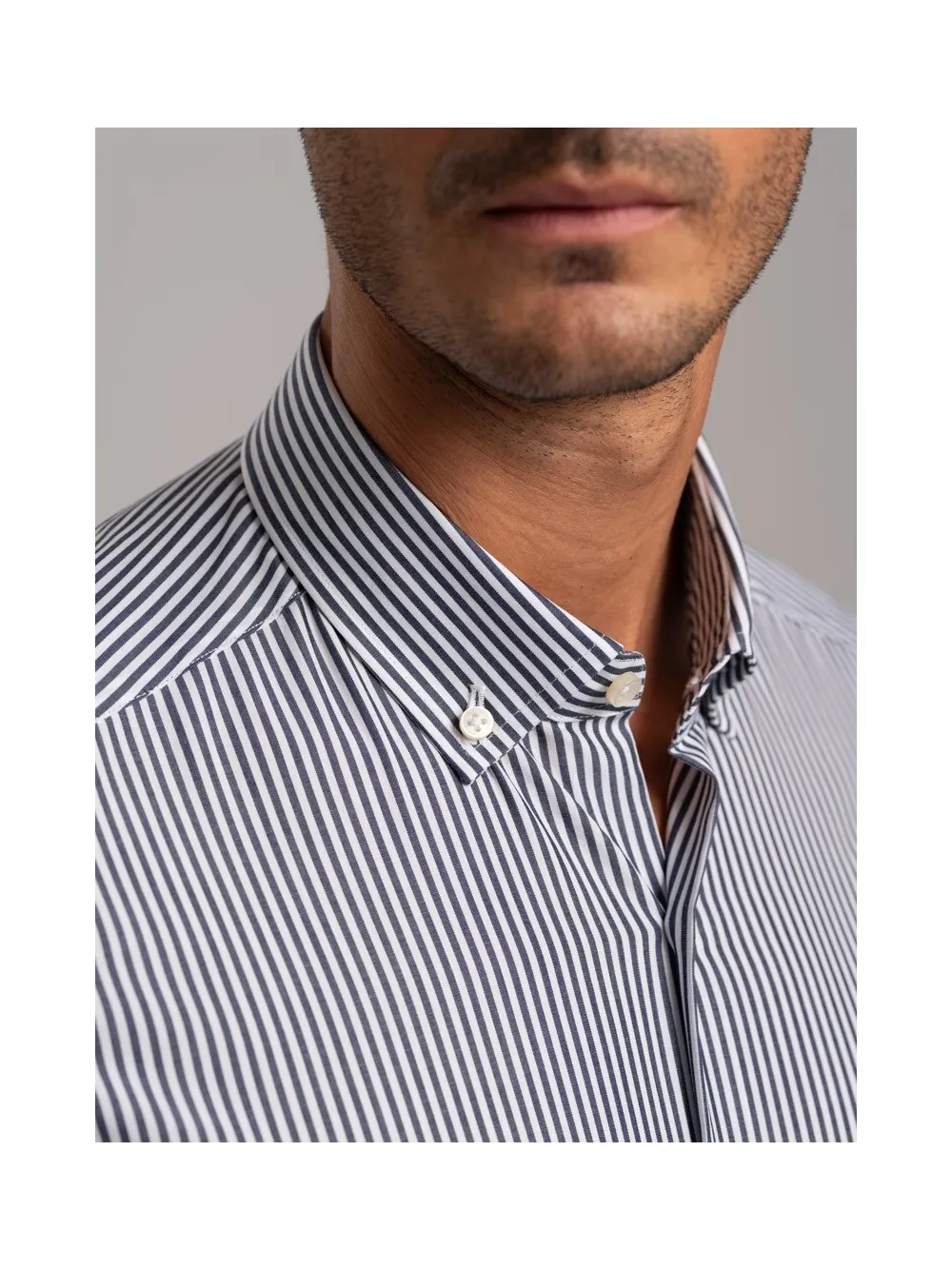 Camicia uomo rigata in tessuto popeline collo botton down