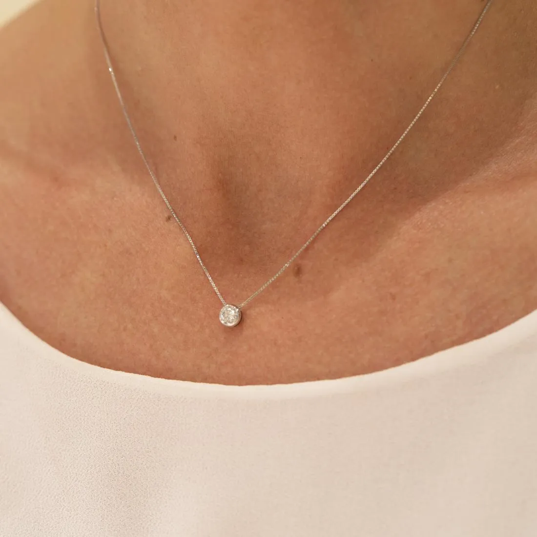 Collana punto luce in oro bianco con diamante ct. 0,23