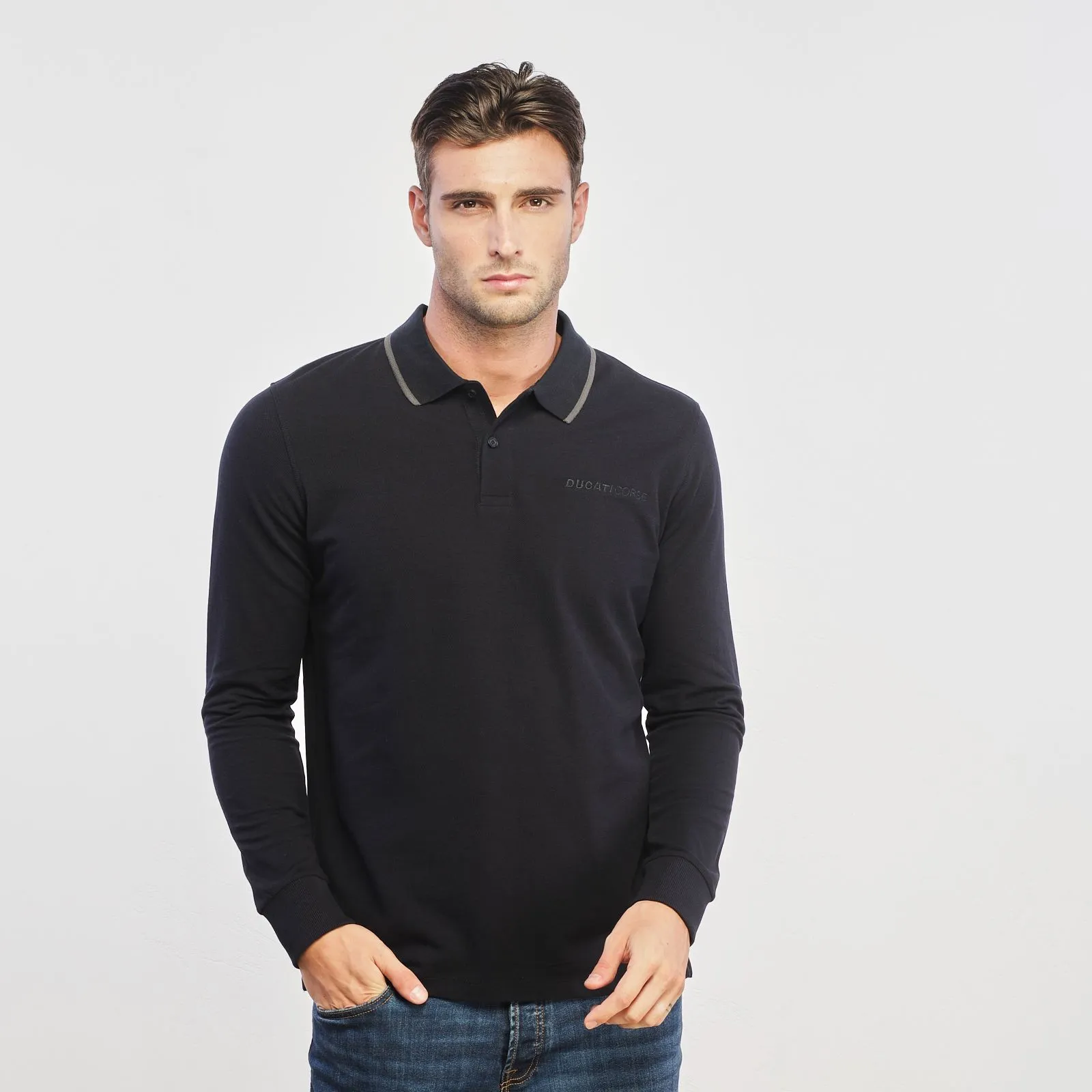 Polo nera a maniche lunghe con logo