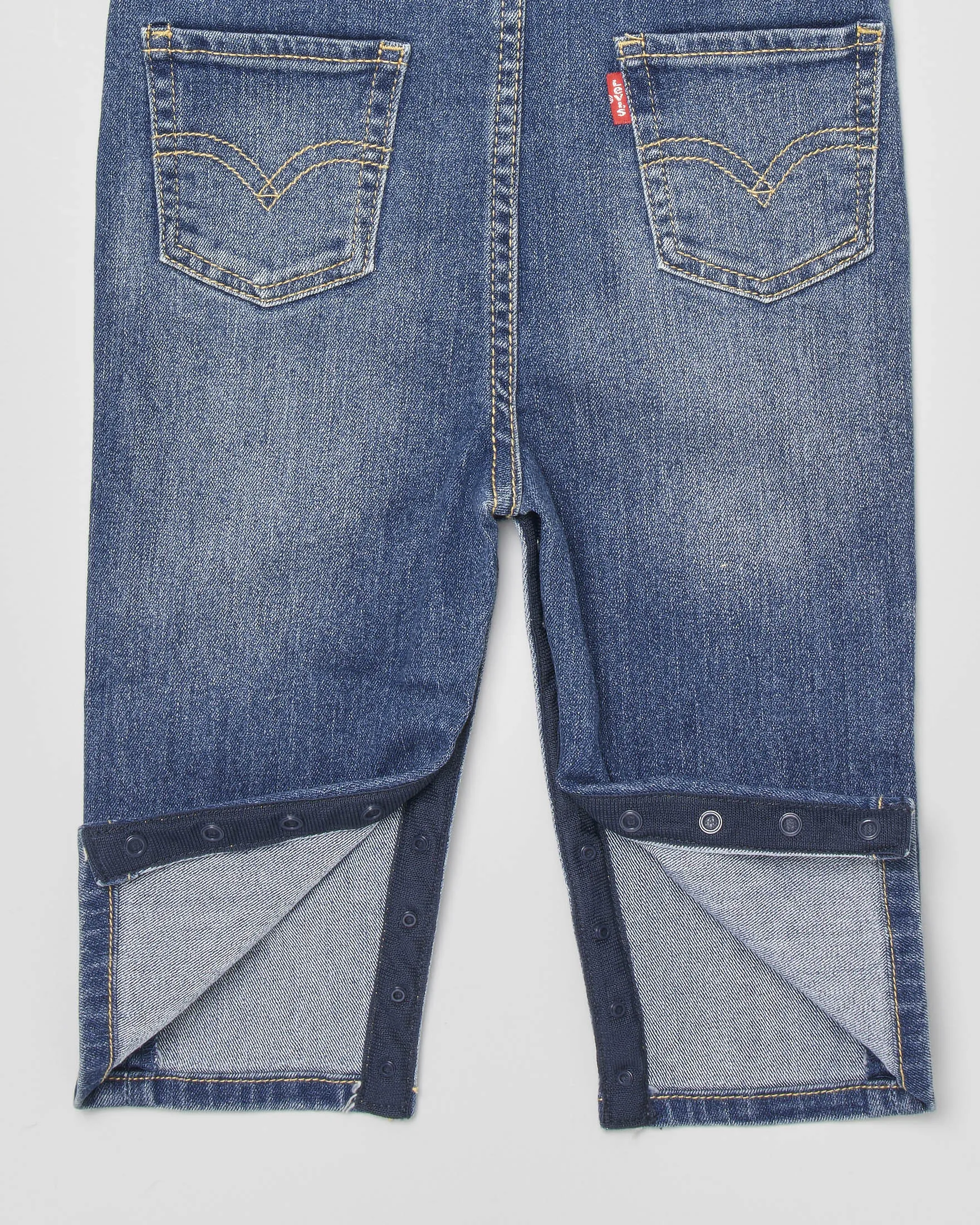 Salopette in denim di cotone lavaggio medio stone washed con bretelle e tascone frontale 6-12 mesi