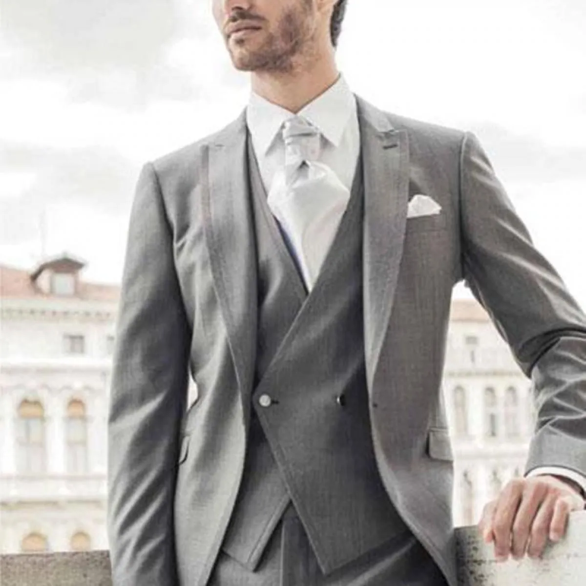 Smoking da sposo grigio elegante italiano Abiti da sposo di moda Best Man Uomo Abiti da sposa per uomo 3 pezzi (giacca + pantalo