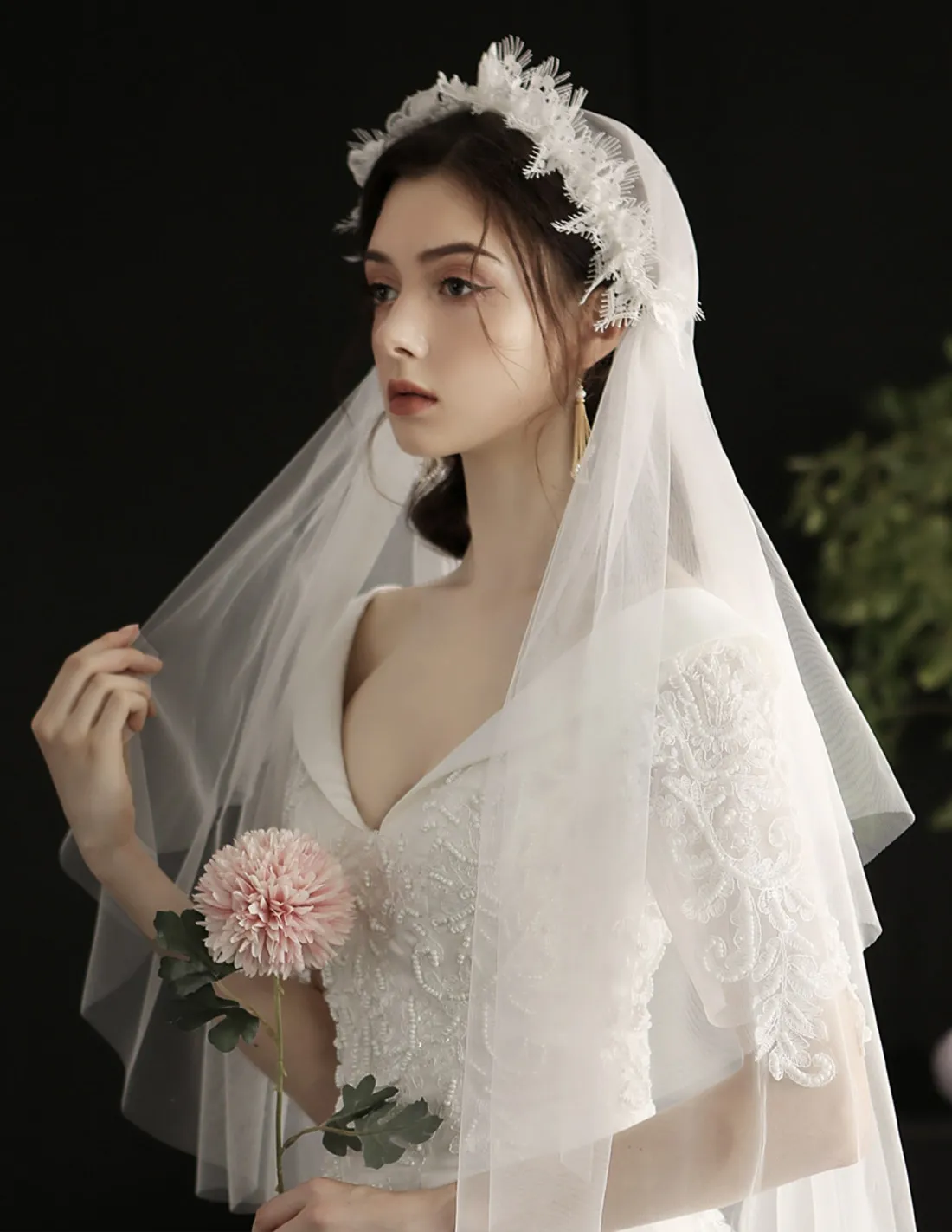 Velo da sposa corto effetto cerchietto con agganci in pizzo rialzato